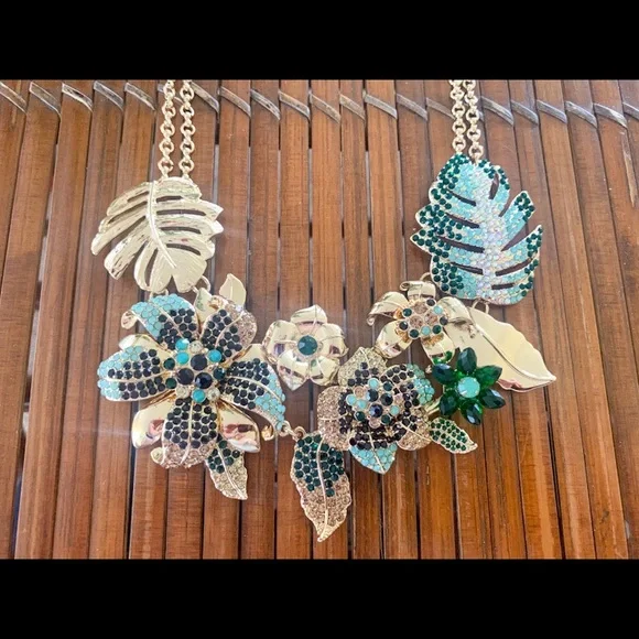 New White House Black Market Statement Necklace - Picture 5 of 6